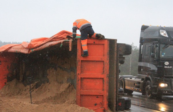 Apvirto smėlį vežęs krovininis automobilis, sužalotas vairuotojas