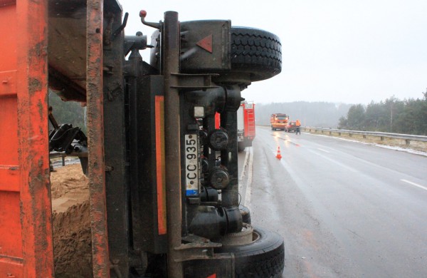 Apvirto smėlį vežęs krovininis automobilis, sužalotas vairuotojas