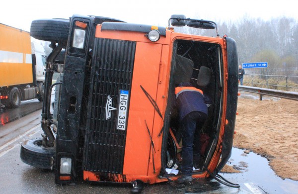 Apvirto smėlį vežęs krovininis automobilis, sužalotas vairuotojas