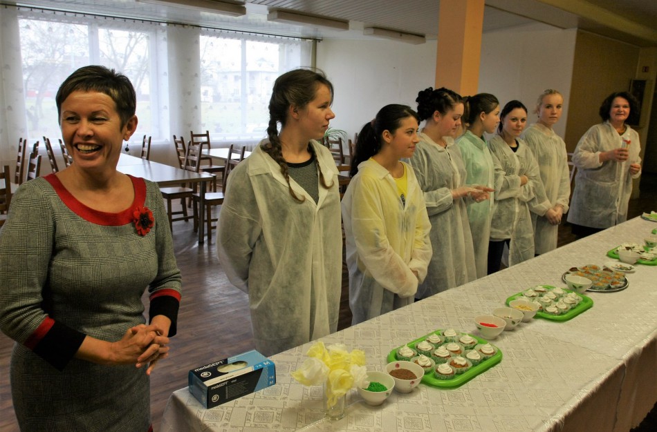 Jonavos politechnikos mokykla tęsia tradicijas:  Pyragų diena tapo atvira bendruomenės švente