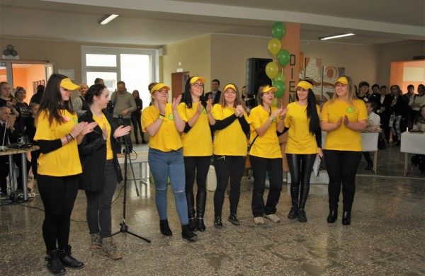 Jonavos politechnikos mokykla tęsia tradicijas:  Pyragų diena tapo atvira bendruomenės švente