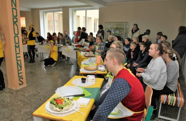 Jonavos politechnikos mokykla tęsia tradicijas:  Pyragų diena tapo atvira bendruomenės švente
