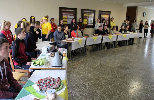 Jonavos politechnikos mokykla tęsia tradicijas:  Pyragų diena tapo atvira bendruomenės švente