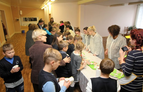 Jonavos politechnikos mokykla tęsia tradicijas:  Pyragų diena tapo atvira bendruomenės švente