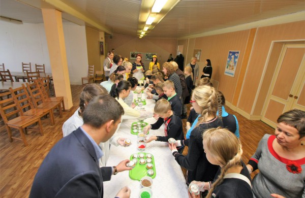 Jonavos politechnikos mokykla tęsia tradicijas:  Pyragų diena tapo atvira bendruomenės švente