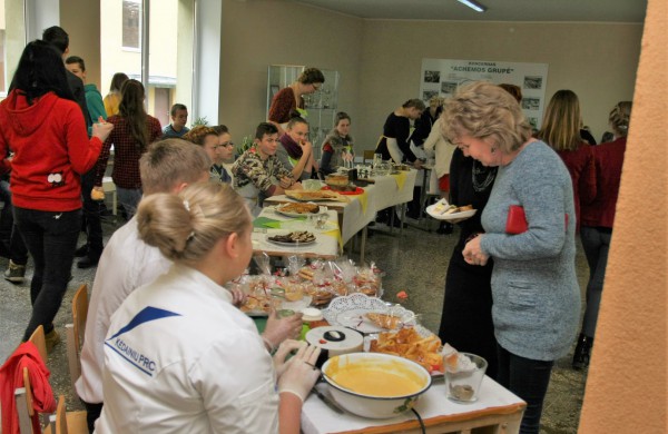 Jonavos politechnikos mokykla tęsia tradicijas:  Pyragų diena tapo atvira bendruomenės švente
