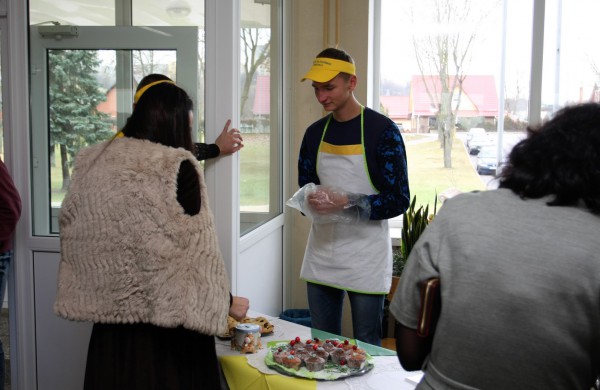 Jonavos politechnikos mokykla tęsia tradicijas:  Pyragų diena tapo atvira bendruomenės švente