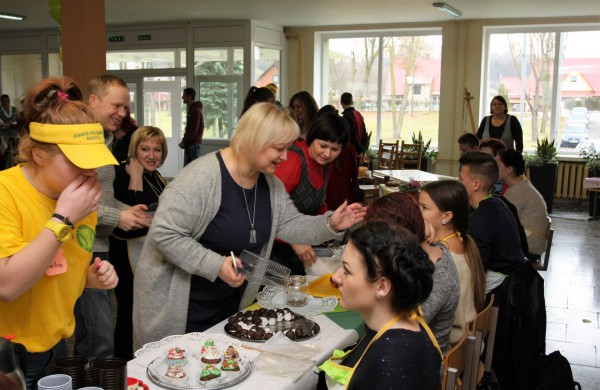 Jonavos politechnikos mokykla tęsia tradicijas:  Pyragų diena tapo atvira bendruomenės švente
