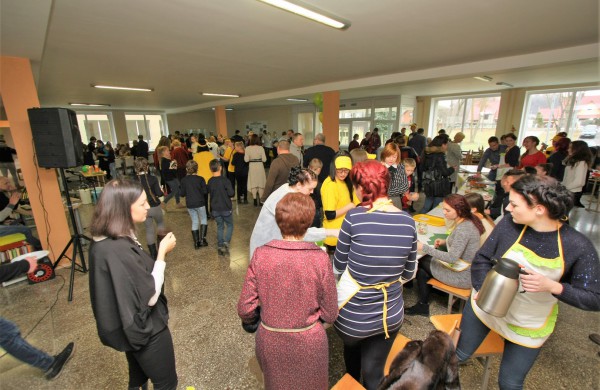 Jonavos politechnikos mokykla tęsia tradicijas:  Pyragų diena tapo atvira bendruomenės švente