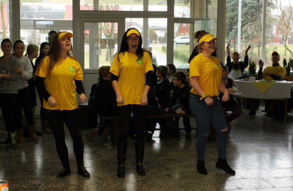 Jonavos politechnikos mokykla tęsia tradicijas:  Pyragų diena tapo atvira bendruomenės švente