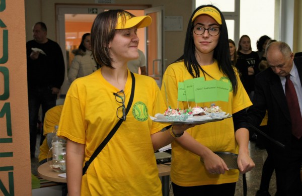 Jonavos politechnikos mokykla tęsia tradicijas:  Pyragų diena tapo atvira bendruomenės švente