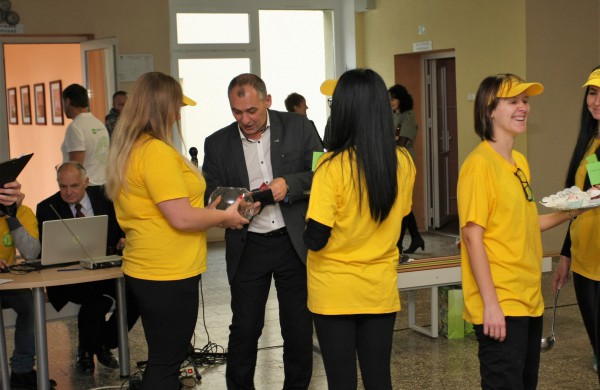 Jonavos politechnikos mokykla tęsia tradicijas:  Pyragų diena tapo atvira bendruomenės švente