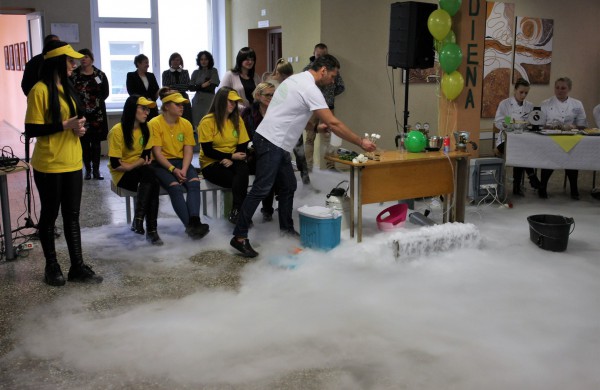 Jonavos politechnikos mokykla tęsia tradicijas:  Pyragų diena tapo atvira bendruomenės švente