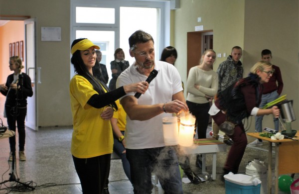 Jonavos politechnikos mokykla tęsia tradicijas:  Pyragų diena tapo atvira bendruomenės švente