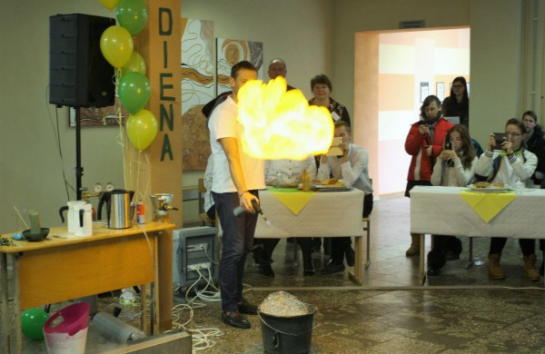 Jonavos politechnikos mokykla tęsia tradicijas:  Pyragų diena tapo atvira bendruomenės švente