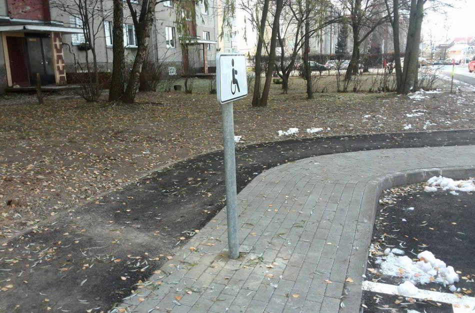 Rekonstruojant A.Kulviečio gatvę ženklai sustatyti viduryje pėsčiųjų tako