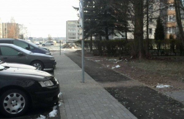 Rekonstruojant A.Kulviečio gatvę ženklai sustatyti viduryje pėsčiųjų tako