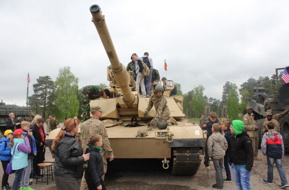 Rukloje karinę techniką visuomenei pristatė ir sąjungininkai