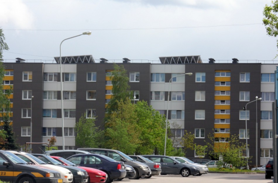 Ant A.Kulviečio gatvės daugiabučio stogo įrengti saulės kolektoriai