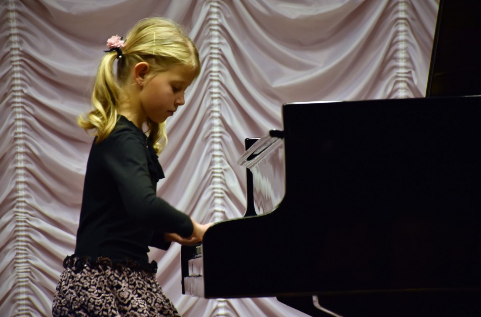 Meno mokykloje skambėjo fortepijono muzika