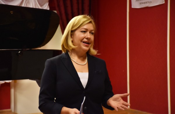 Meno mokykloje skambėjo fortepijono muzika