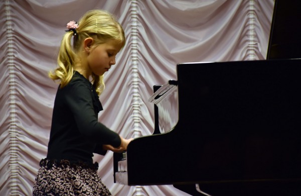 Meno mokykloje skambėjo fortepijono muzika