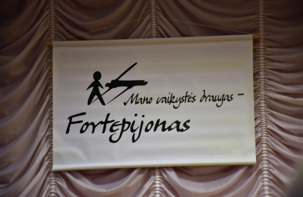 Meno mokykloje skambėjo fortepijono muzika