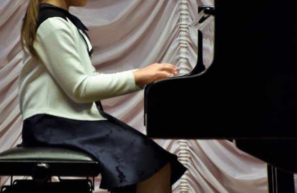 Meno mokykloje skambėjo fortepijono muzika