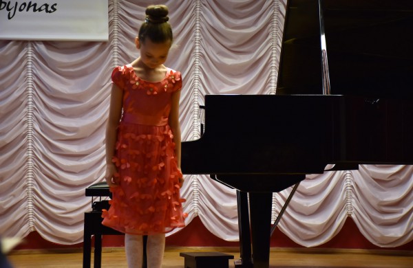 Meno mokykloje skambėjo fortepijono muzika