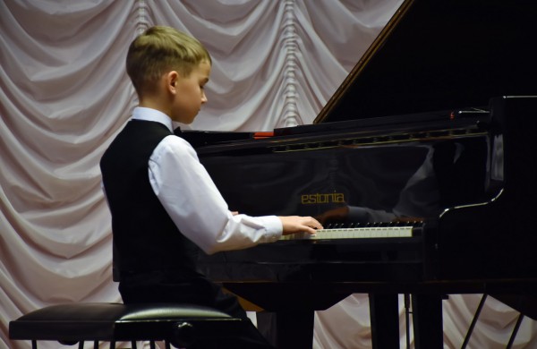 Meno mokykloje skambėjo fortepijono muzika