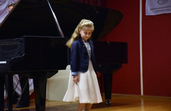 Meno mokykloje skambėjo fortepijono muzika