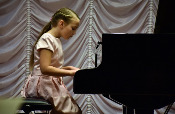 Meno mokykloje skambėjo fortepijono muzika