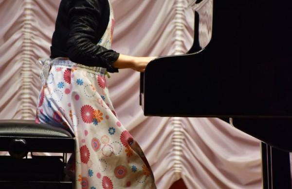 Meno mokykloje skambėjo fortepijono muzika