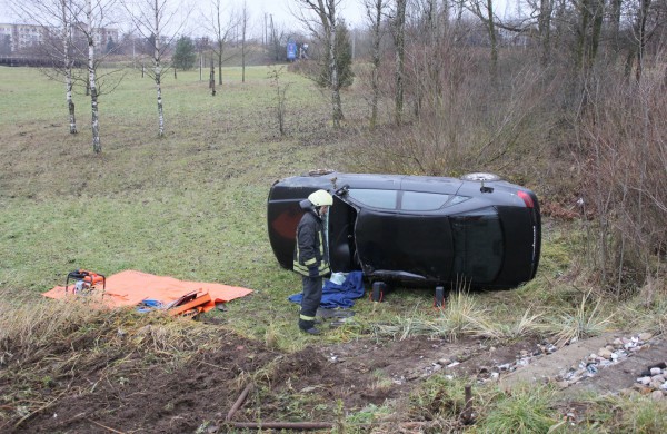 Panerių gatvėje apvirto automobilis, sužeistas vairuotojas