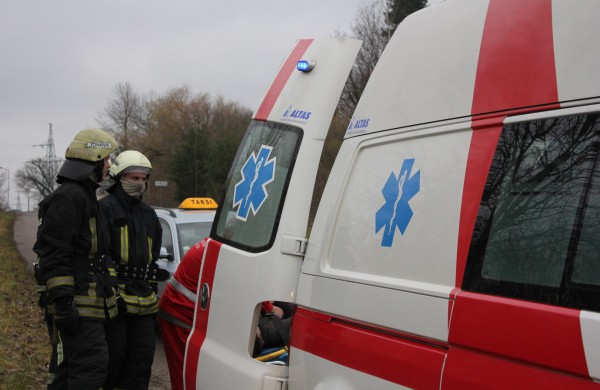 Panerių gatvėje apvirto automobilis, sužeistas vairuotojas