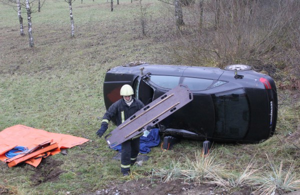 Panerių gatvėje apvirto automobilis, sužeistas vairuotojas