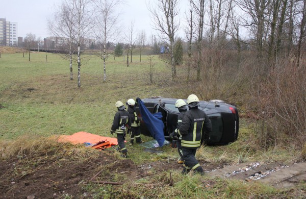 Panerių gatvėje apvirto automobilis, sužeistas vairuotojas