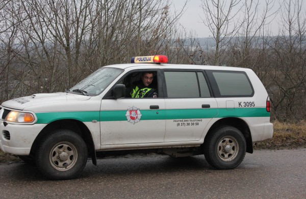 Panerių gatvėje apvirto automobilis, sužeistas vairuotojas