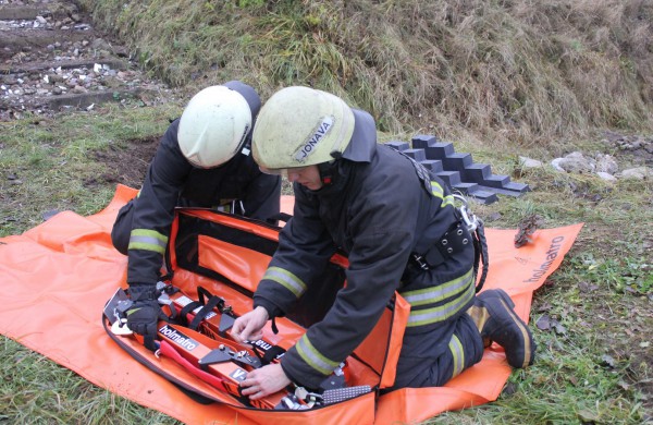 Panerių gatvėje apvirto automobilis, sužeistas vairuotojas