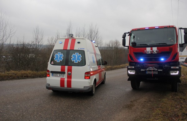 Panerių gatvėje apvirto automobilis, sužeistas vairuotojas