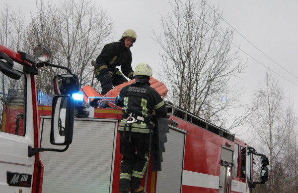 Panerių gatvėje apvirto automobilis, sužeistas vairuotojas