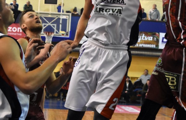 Jonavos krepšinio mėgėjams pergalių dar teks palaukti