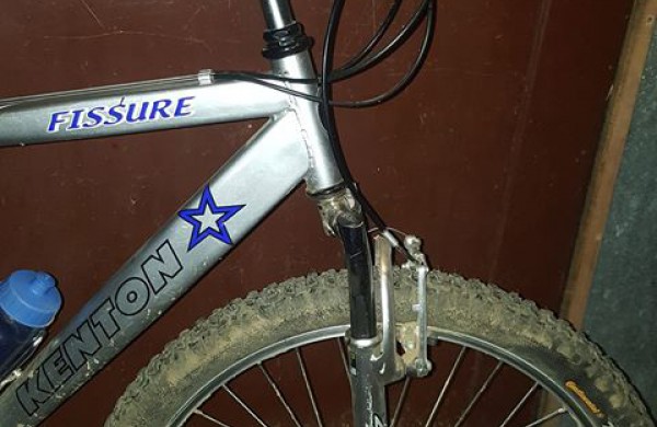 Važiuodamas dviračių takais „įvažiavo“ į tvorą: sulaužytas dviratis, nubrozdintas veidas