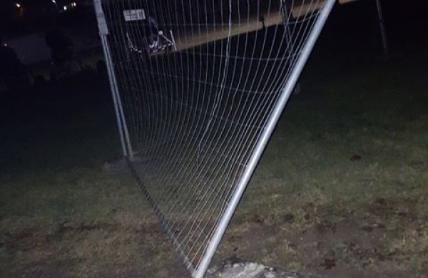 Važiuodamas dviračių takais „įvažiavo“ į tvorą: sulaužytas dviratis, nubrozdintas veidas