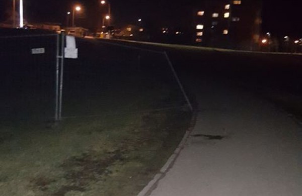 Važiuodamas dviračių takais „įvažiavo“ į tvorą: sulaužytas dviratis, nubrozdintas veidas