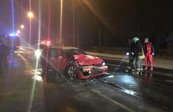 Prie „Pavėsio“ - avarija, sužeisti du žmonės, vieno automobilio vairuotojas – neblaivus