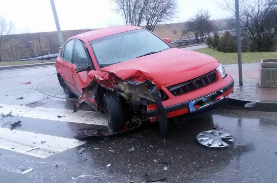 Sudaužęs svetimą automobilį, vairuotojas iš įvykio vietos pasišalino