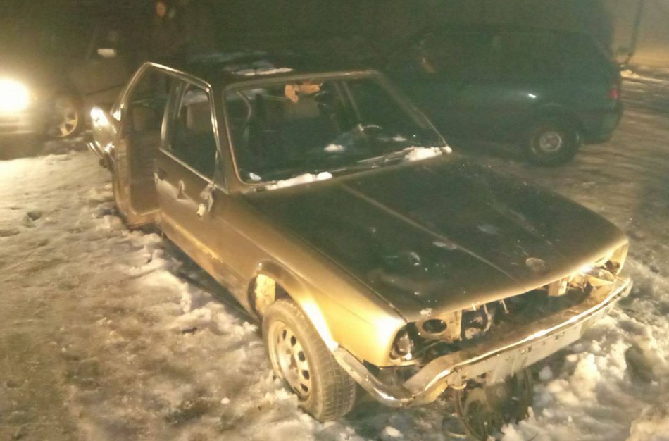 Garažų bendrijoje sukapojo ir supjaustė automobilį