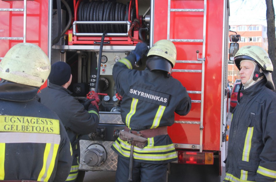 Ugniagesiai surinko Lietuvių gatvėje išmestą gyvsidabrį