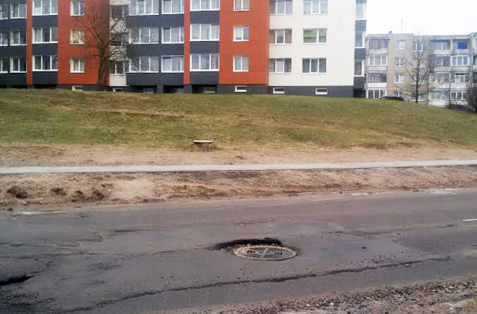 Jonaviečius įspėja: važiuokite atsargiai, Chemikų gatvėje – pavojinga duobė